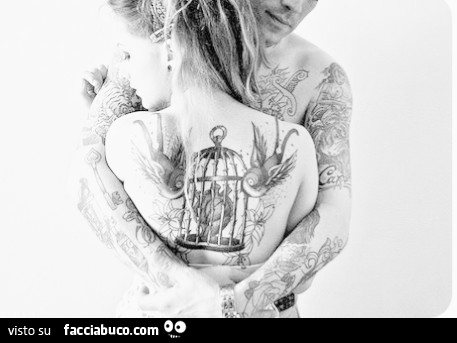 Abbraccio tra tatuati