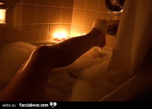 Con la gamba nella vasca da bagno