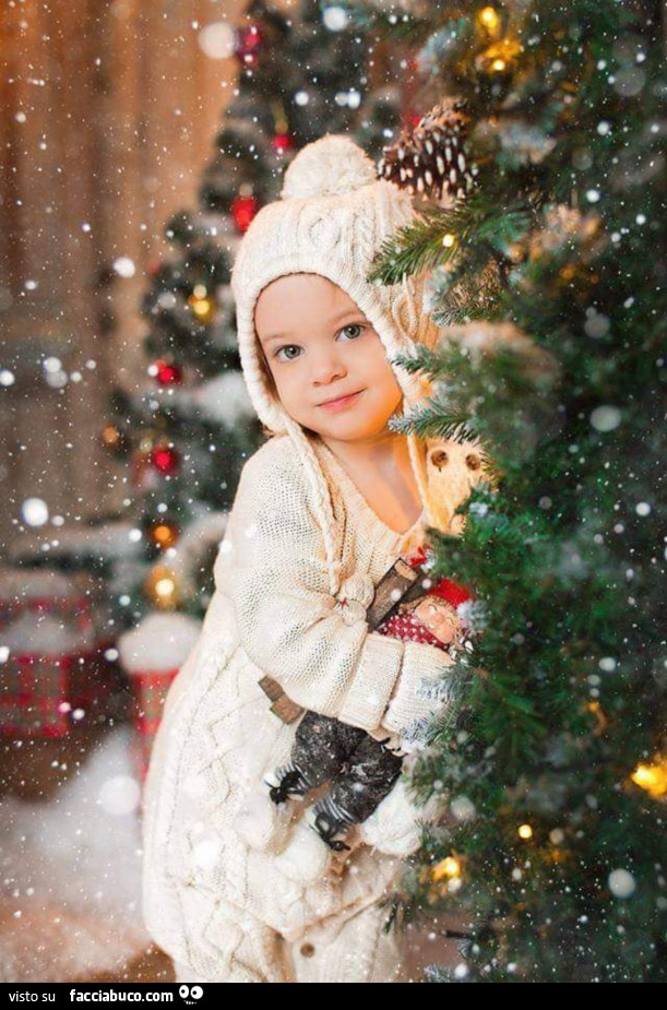 Bimba vicino all'albero di natale