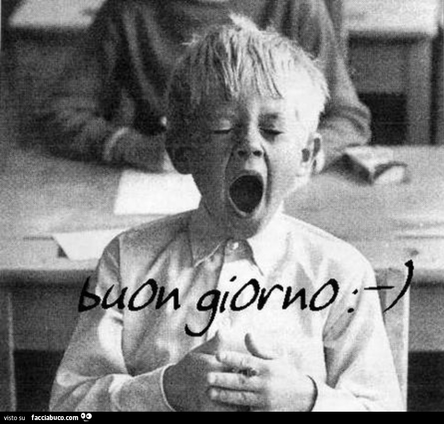 Bambino che sbadiglia. Buon giorno