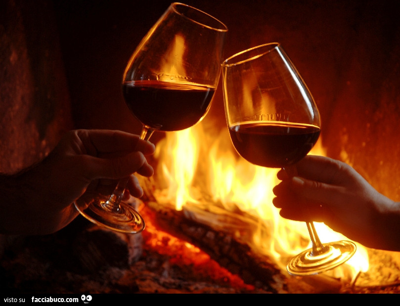 Calici di vino vicino al fuoco