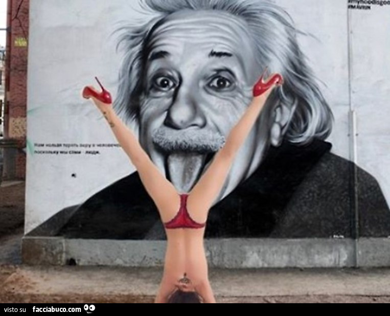 Einstein le lecca la figa