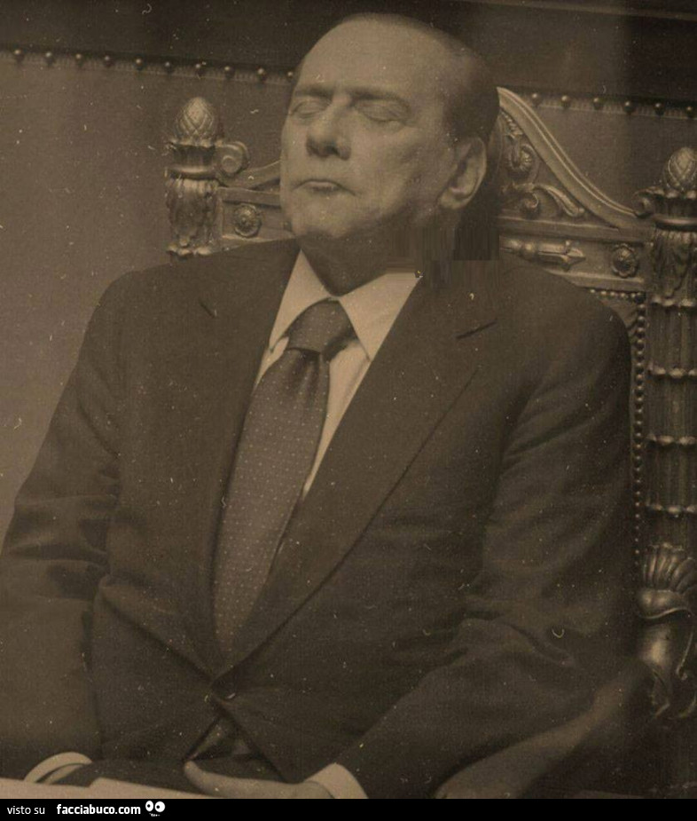 Silvio Berlusconi addormentato