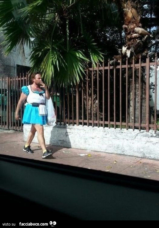 Uomo in giro vestito da donna