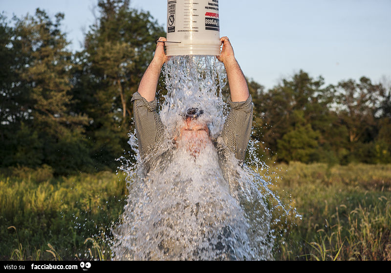 Secchiata d'acqua in testa