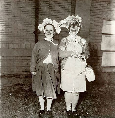 Foto vintage di donne brutte con cappello