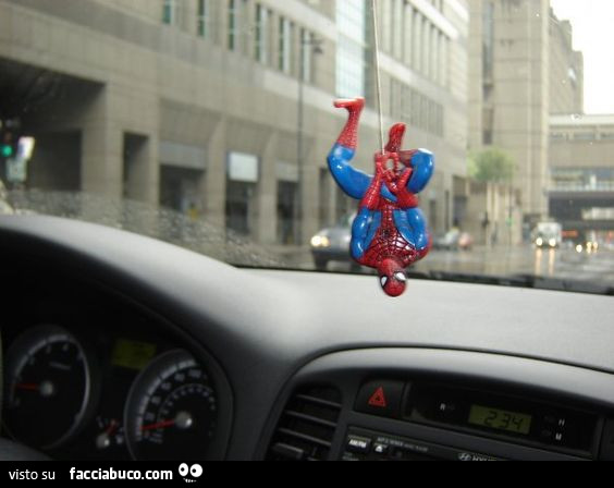 Statuetta di Spiderman appesa dentro la macchina