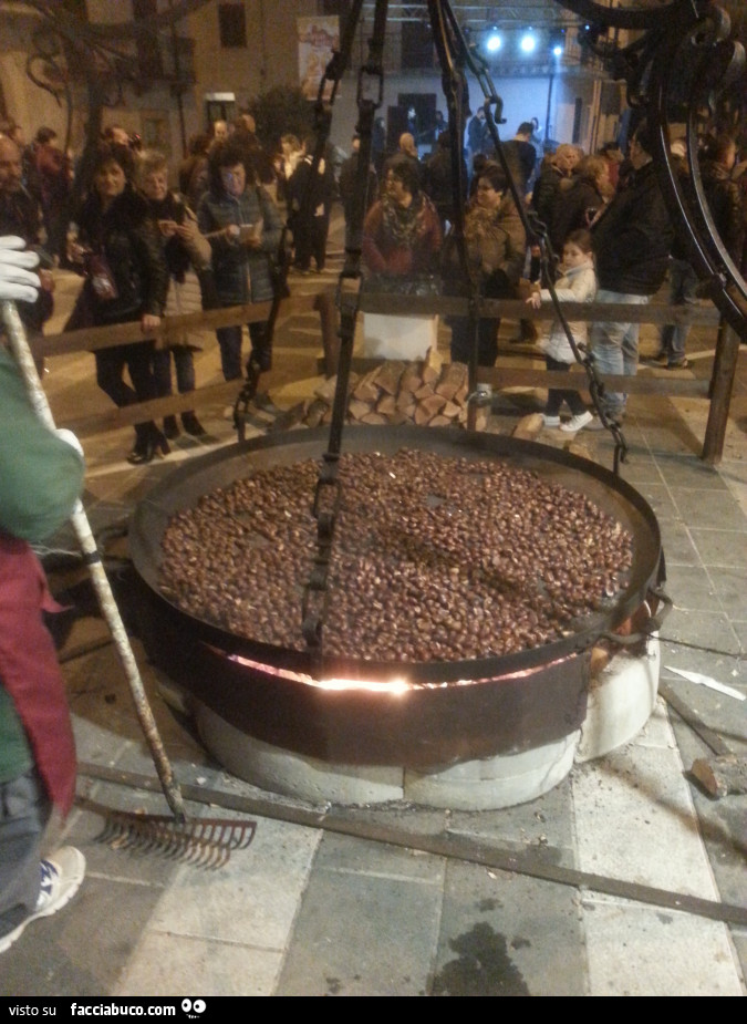 Pentolone gigante di caldarroste