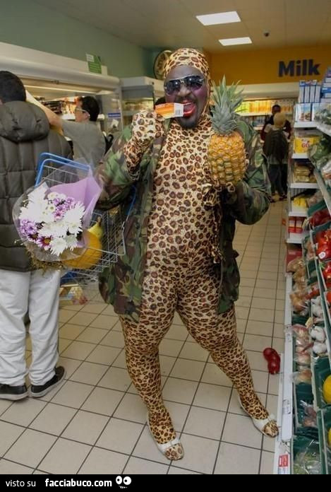 Vestito da ghepardo con l'ananas al supermercato