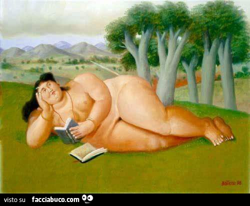 Donna grassa nuda che legge