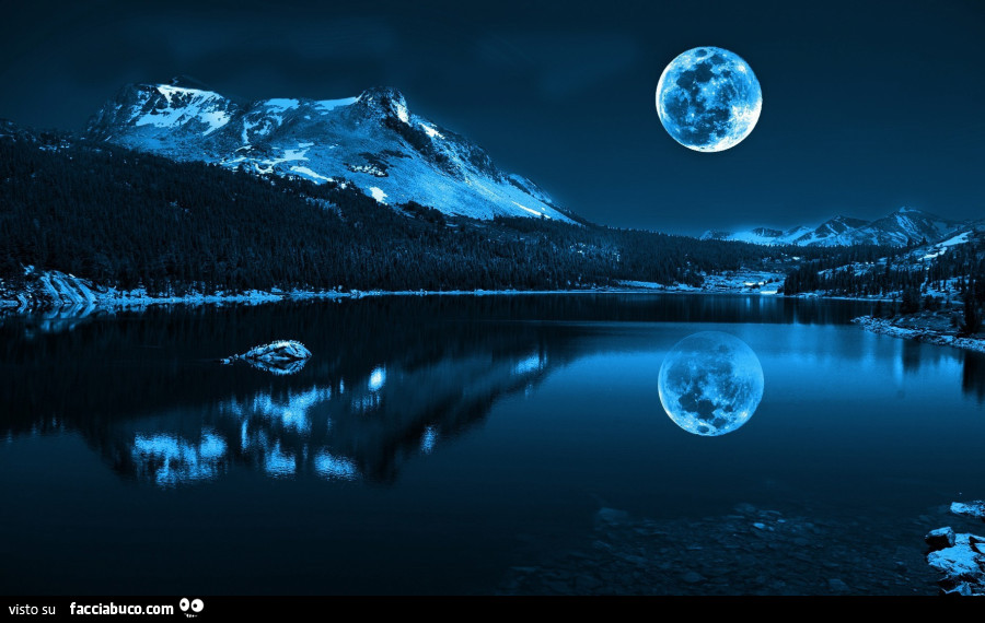 Luna su paesaggio alpino notturno