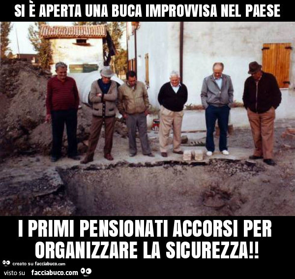 Si è aperta una buca improvvisa nel paese i primi pensionati accorsi per organizzare la sicurezza