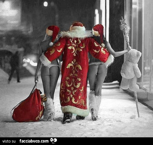 Babbo Natale con due ragazze svestite
