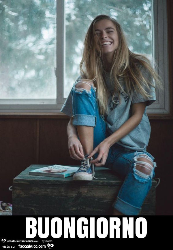 Ragazza con i jeans strappati alle ginocchia. Buongiorno