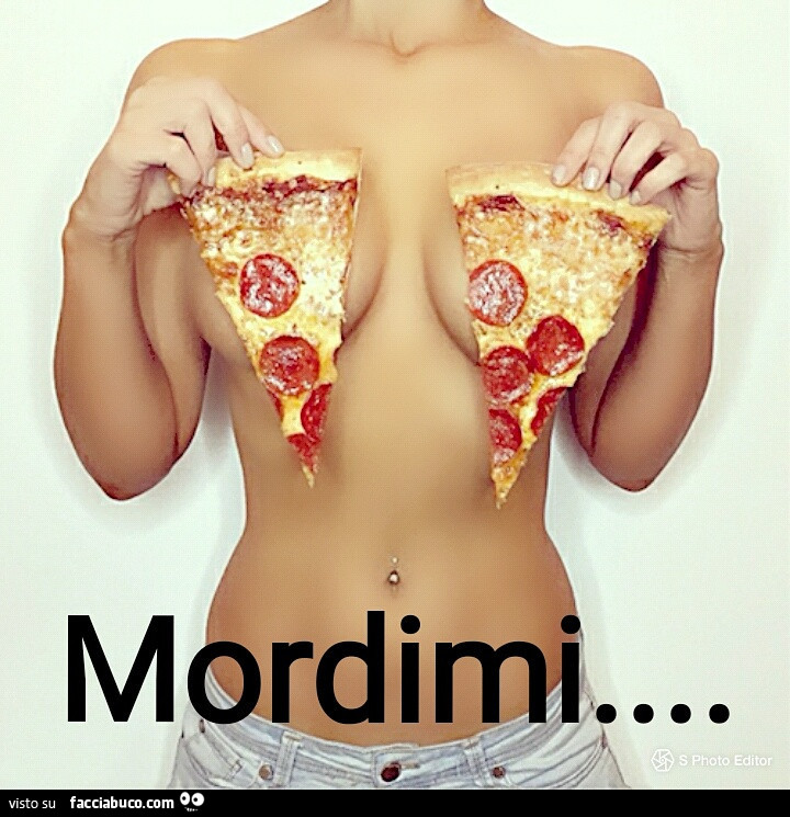 Triangoli di pizza a coprire le tette. Mordimi