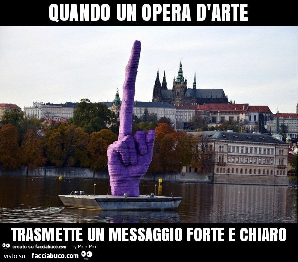 Statua gigante con il dito medio alzato: Quando un opera d'arte trasmette un messaggio forte e chiaro