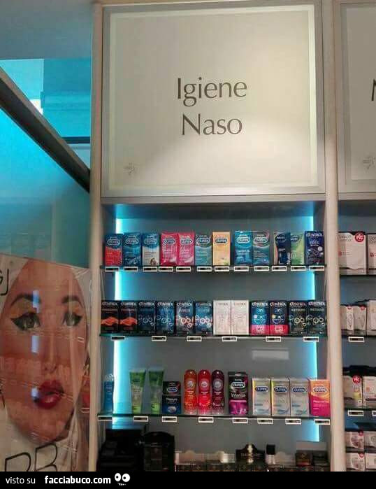 Scaffali in farmacia dedicati all'igiene naso ma ci sono preservativi e gel della durex