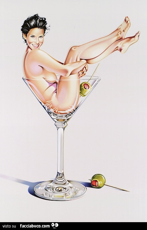 Ragazza nuda dentro l'aperitivo