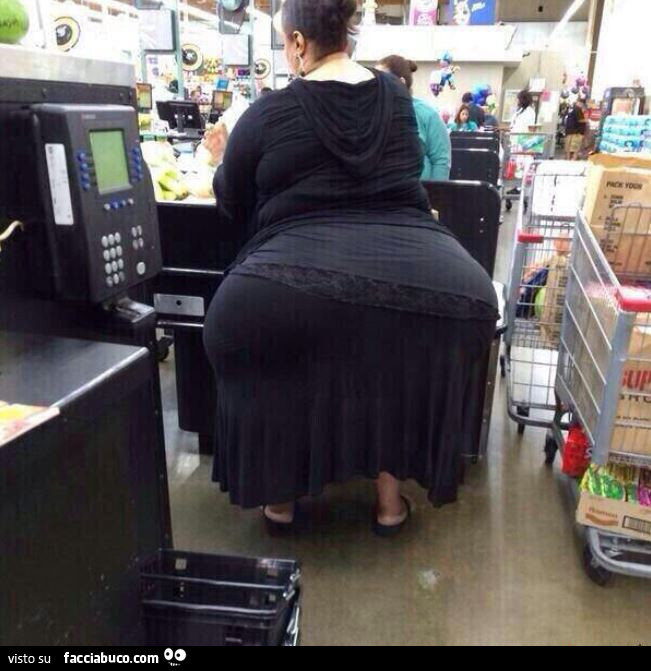 Donna con culo enorme al supermercato