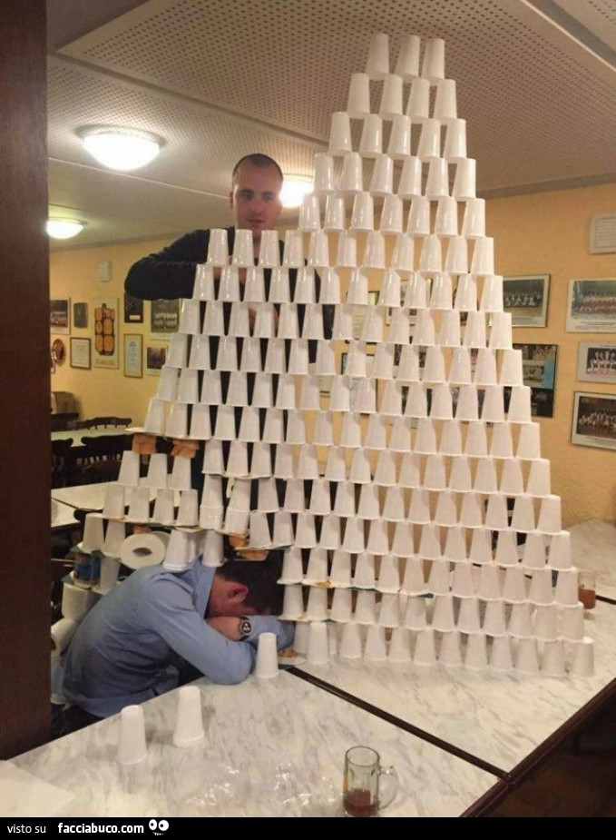 Piramide di bicchieri sopra di lui