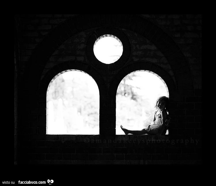 Bambina sul cornicione dell'arco