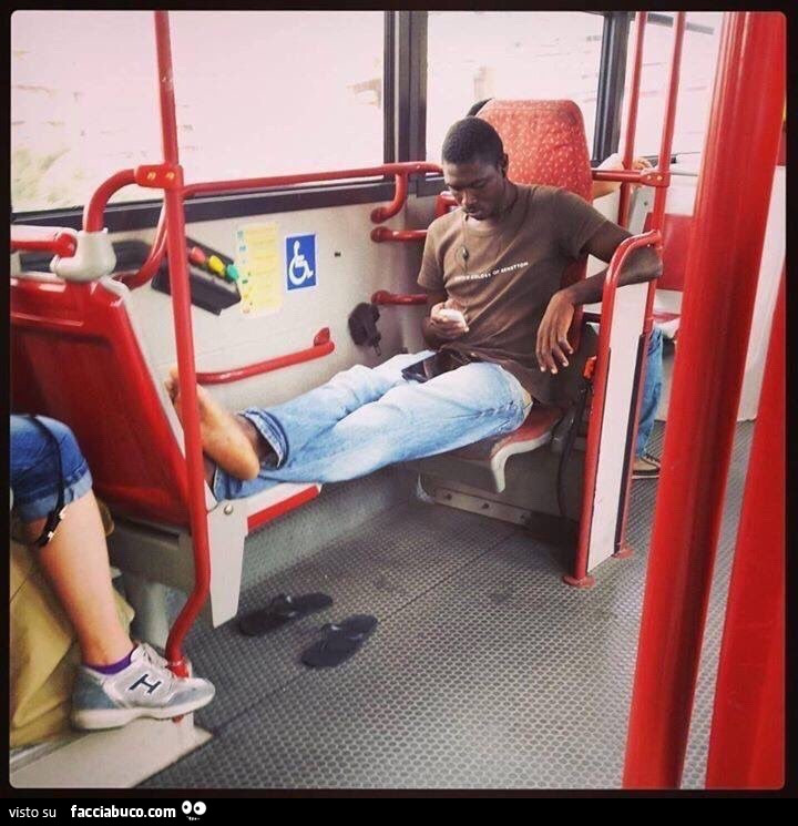 Immigrato che occupa due posti sull'autobus, uno degli andicappati