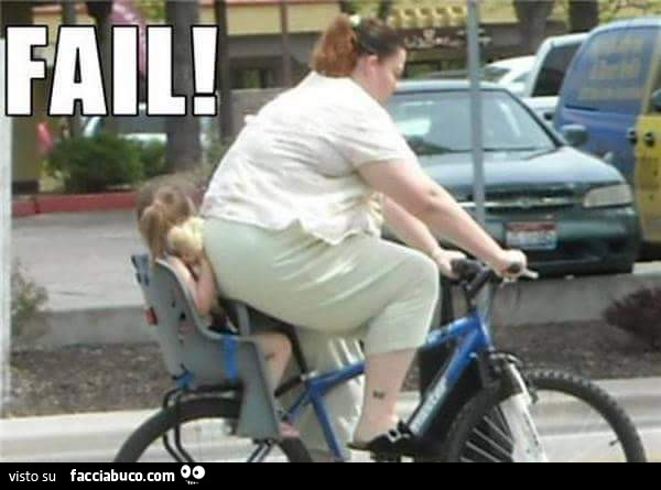 Mamma cicciona in bicicletta schiaccia la figlia. Fail