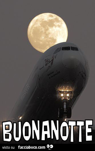 Aereo che decolla con la luna di sfondo. Buonanotte