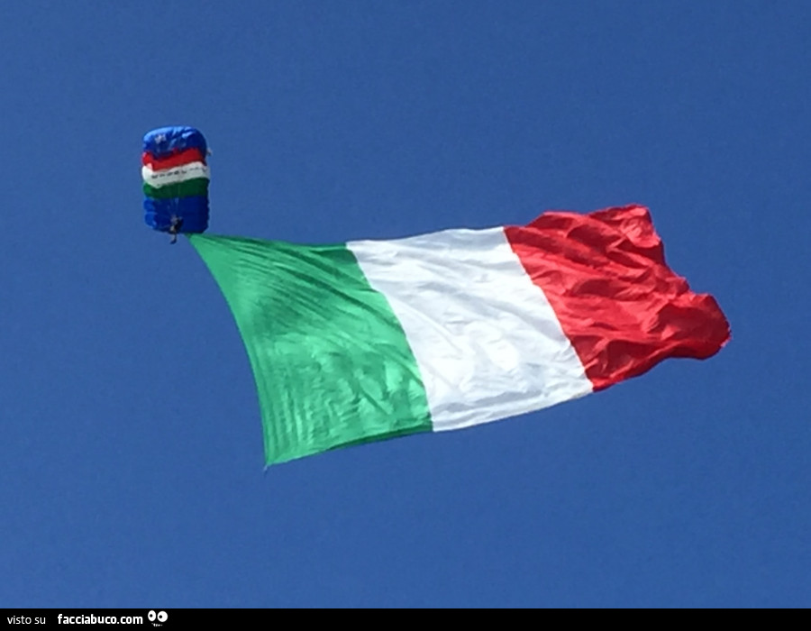 Bandiera Italiana in cielo con paracadutista