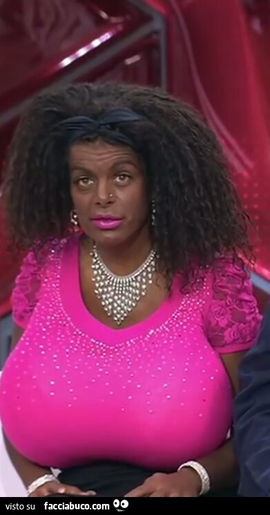 Donna nero con seno enorme