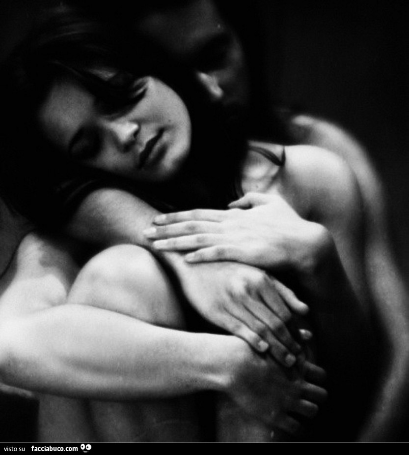 Abbraccio tenero tra persone nude