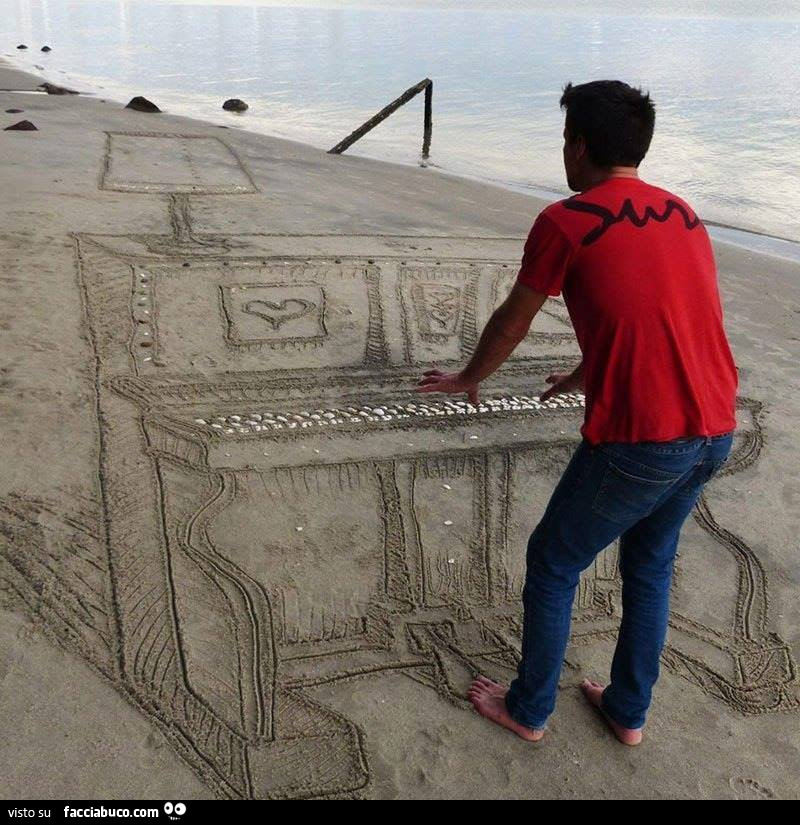 Disegno del pianoforte sulla sabbia