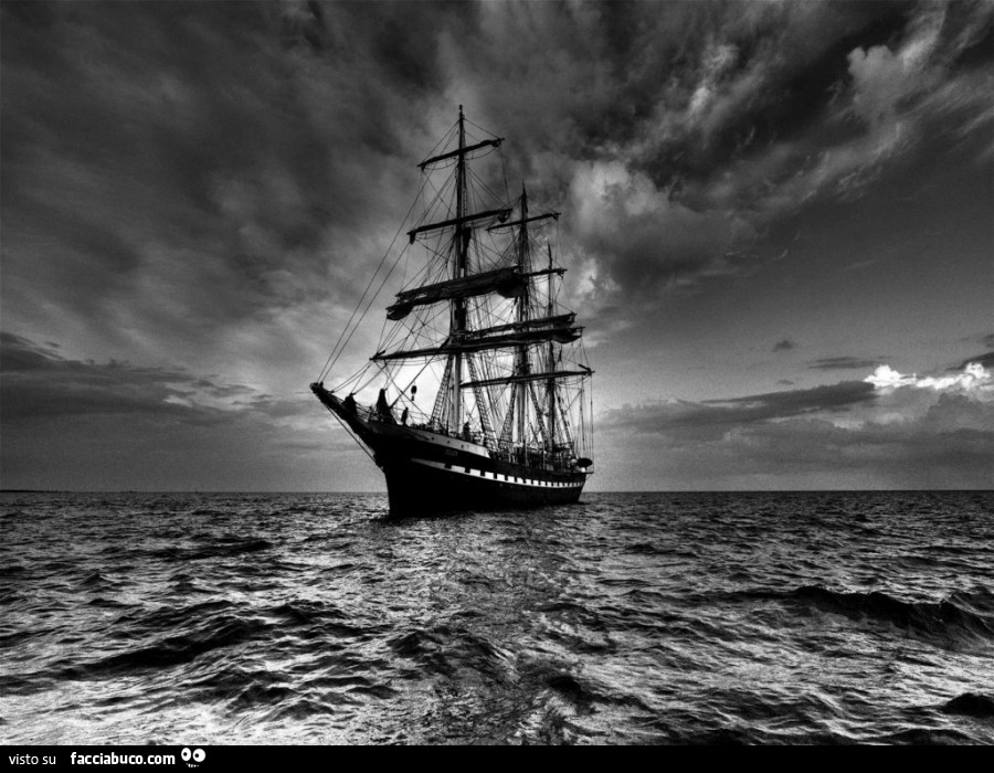 Nave in mare