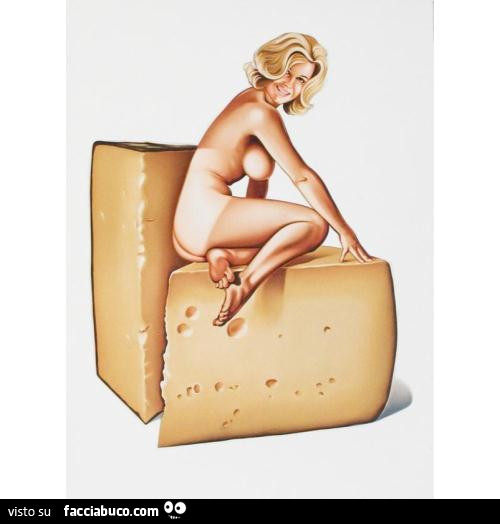 Donna nuda su grossa fetta di formaggio