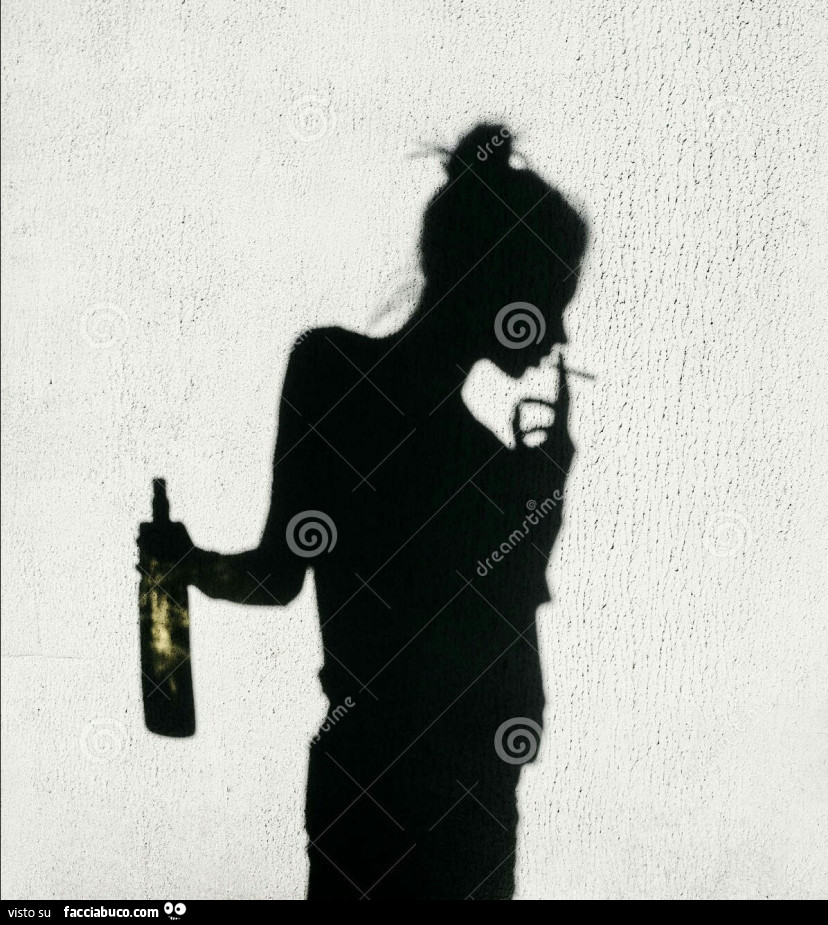 Ombra di ragazza che fuma con la bottiglia in mano