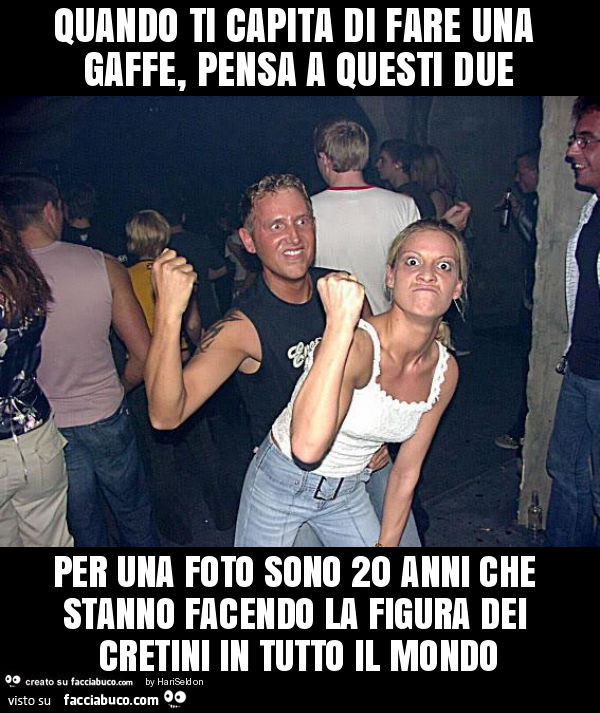 Quando ti capita di fare una gaffe, pensa a questi due per una foto sono 20 anni che stanno facendo la figura dei cretini in tutto il mondo