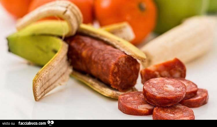 Salame dentro la buccia di banana