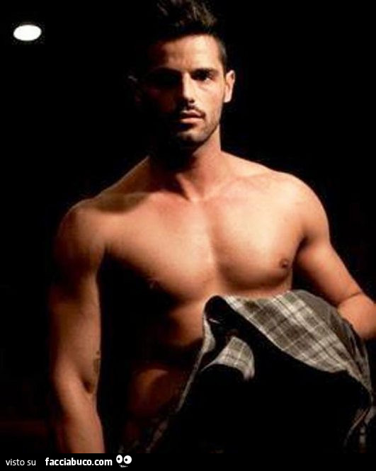 Ragazzo sexy a petto nudo