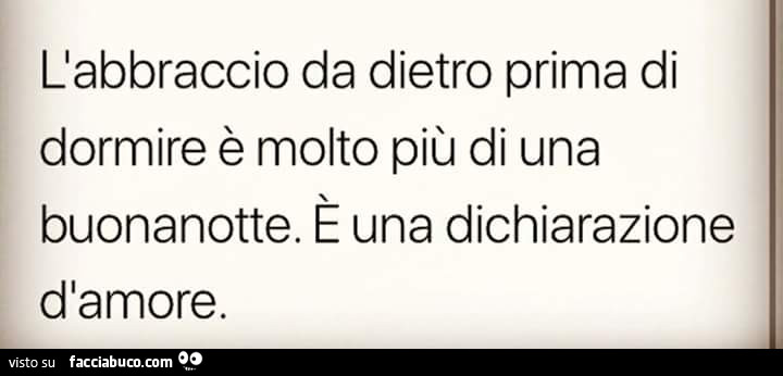 L'abbraccio da dietro prima di dormire è molto più di una buonanotte. È Una dichiarazione d'amore