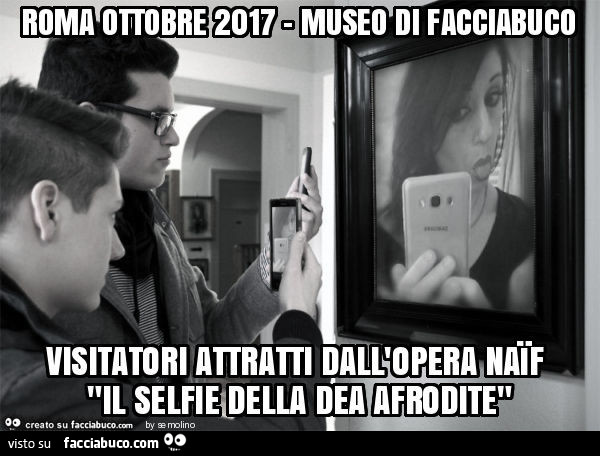 Roma ottobre 2017 - museo di facciabuco visitatori attratti dall'opera naïf "il selfie della dea afrodite"