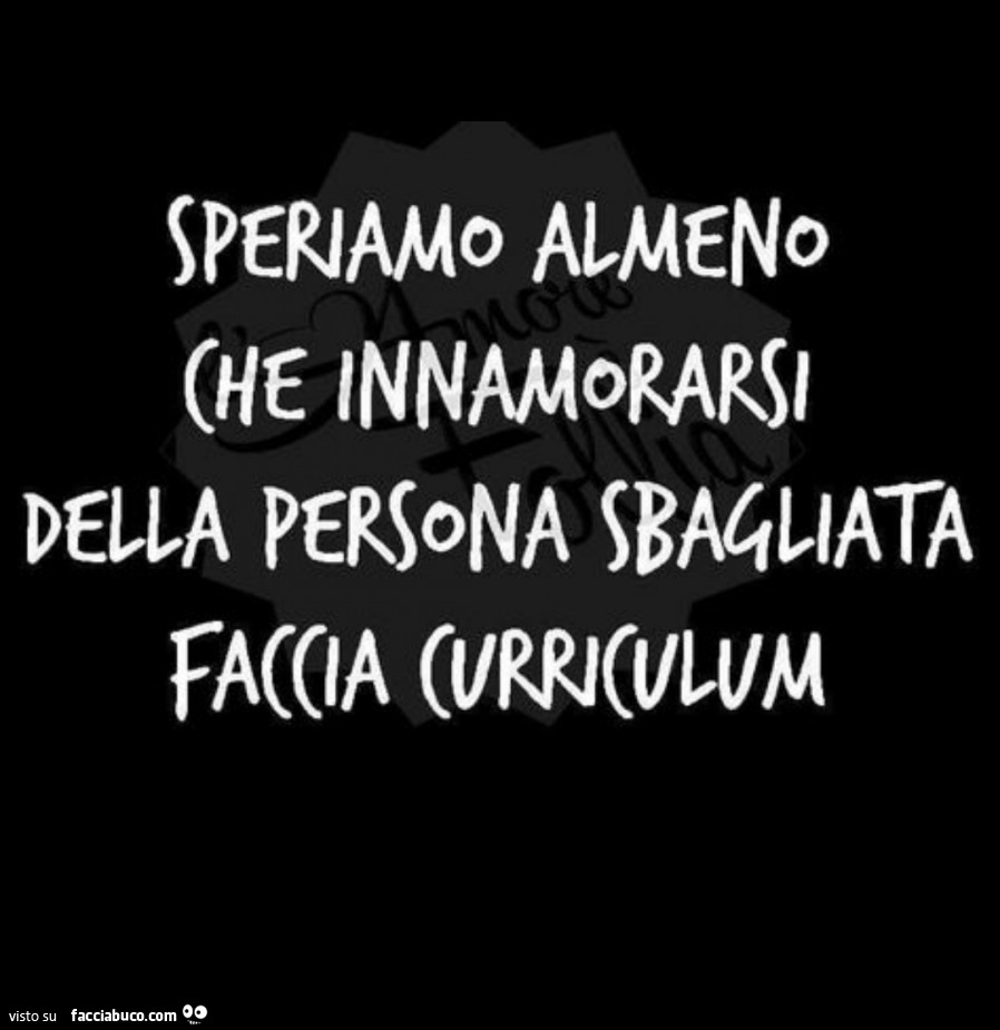 Posti sulla faccia a un collo e dietro orecchi