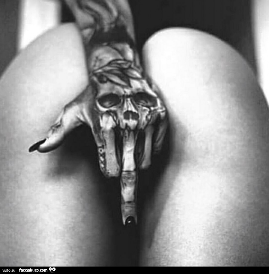 Dito medio tra le cosce