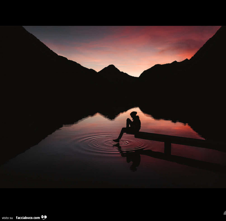 Piede in acqua al tramonto