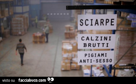 Sciarpe. Calzini brutti. Pigiami anti sesso